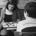 Catherine joue contre Louis - noir & blanc.