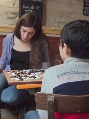 Catherine joue contre Louis.